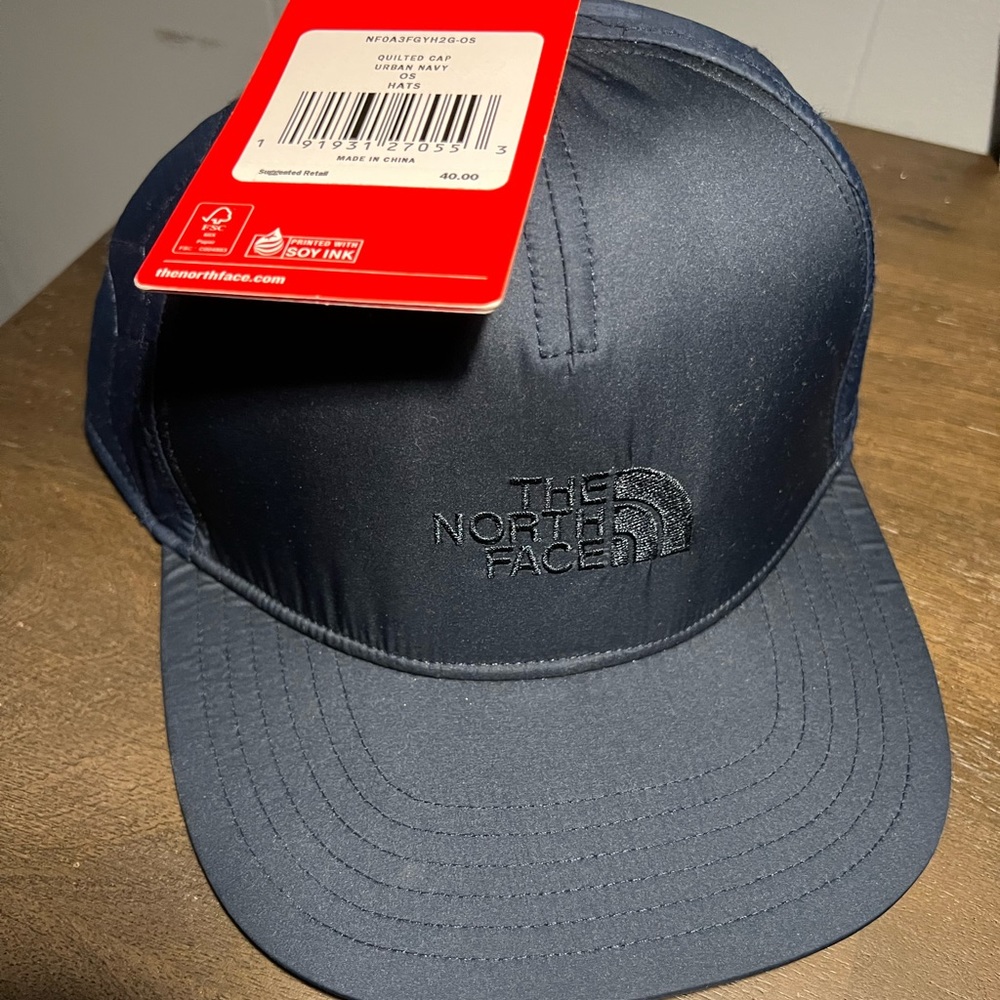 The north face quilted hat. NEW
